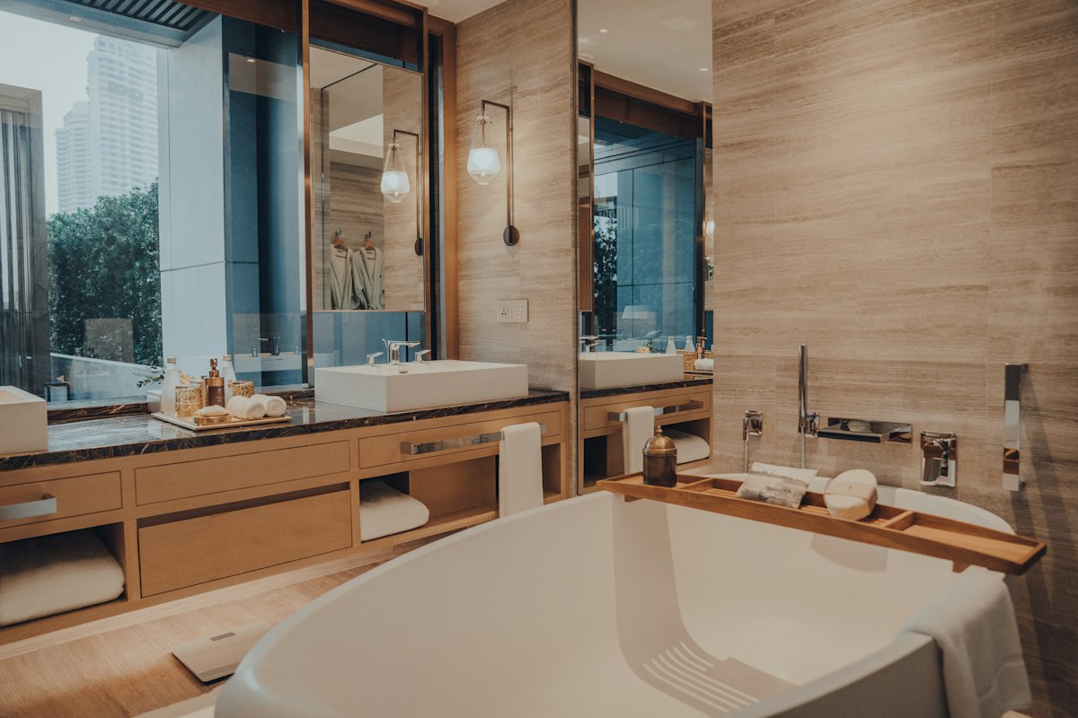 Pencere önünde küvetli banyo
