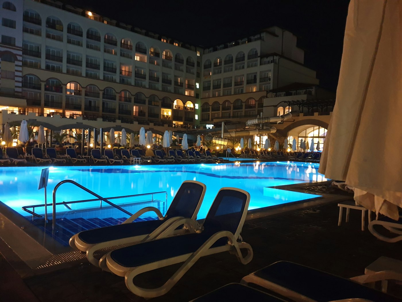 Gece aydınlatılmış açık havuz