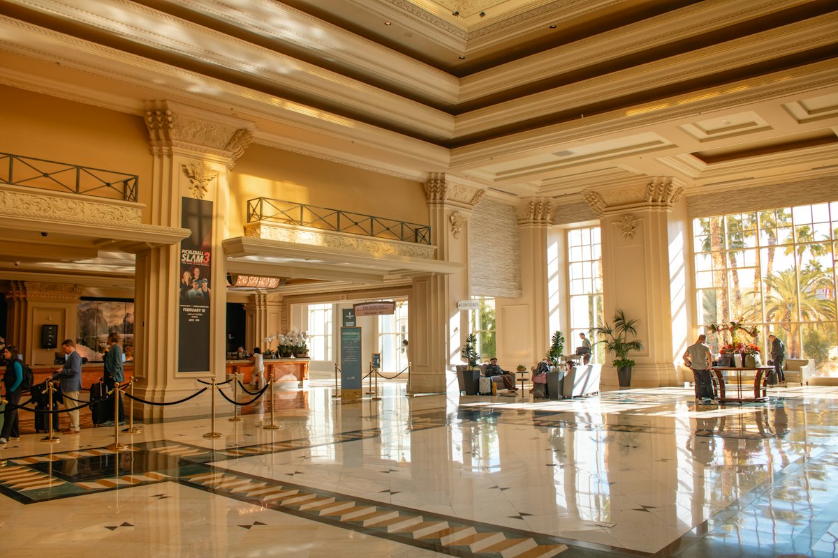 Güneş alan geniş otel lobisi