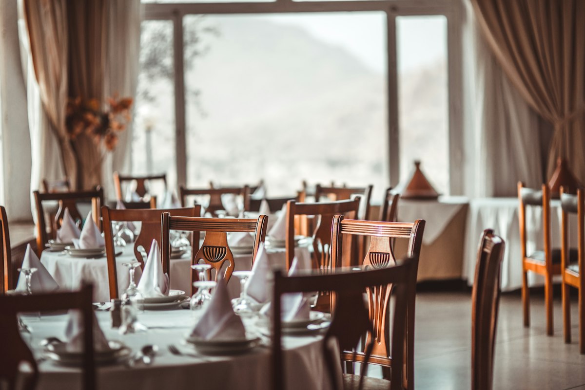 Ahşap masalı restoran salonu