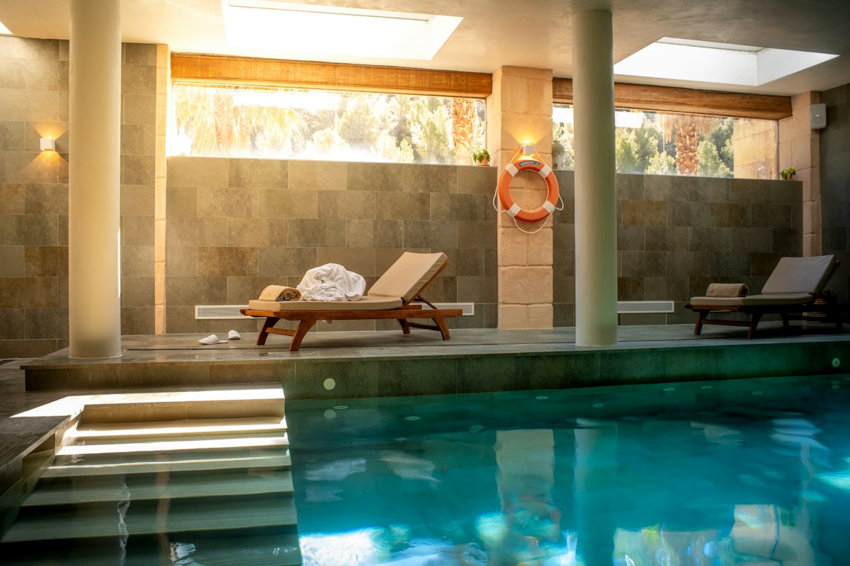 Havuz kenarında şezlonglu spa alanı